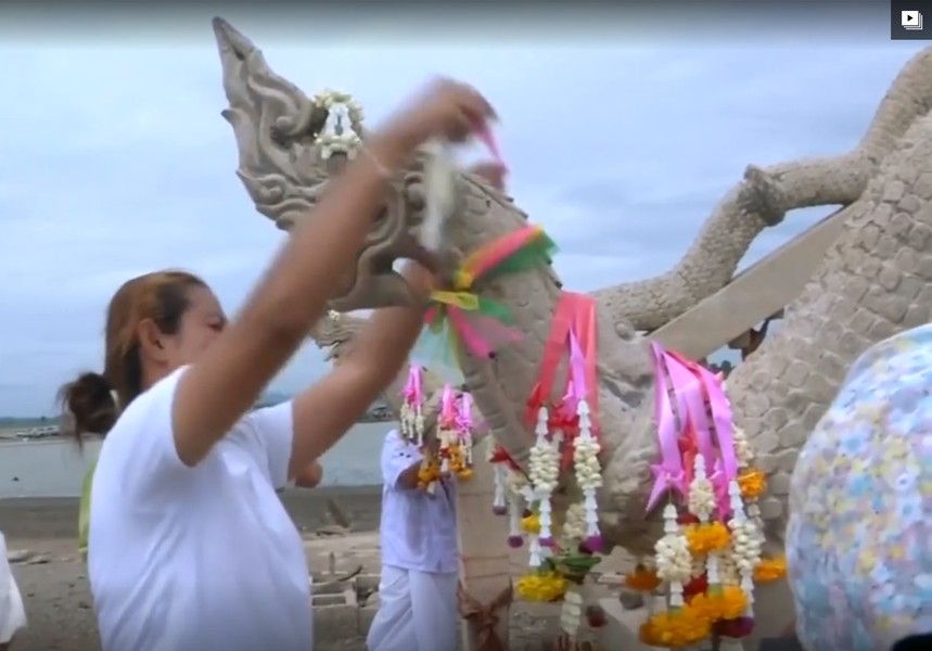 [ẢNH] Thái Lan phát hiện ngôi chùa bỏ hoang nhờ hạn hán